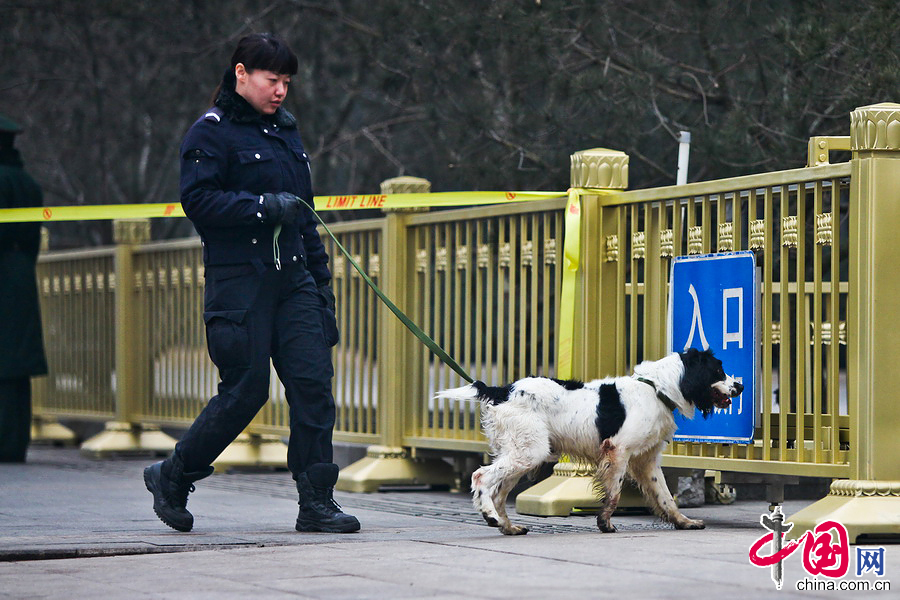 天安門廣場安保全面升級 武警荷槍實(shí)彈保兩會