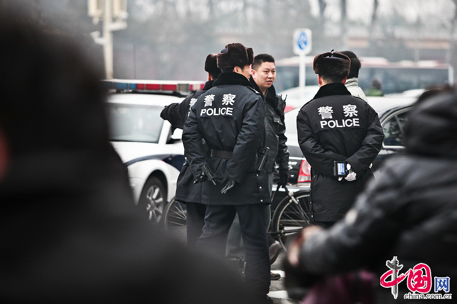 天安門廣場安保全面升級 武警荷槍實(shí)彈保兩會(huì)