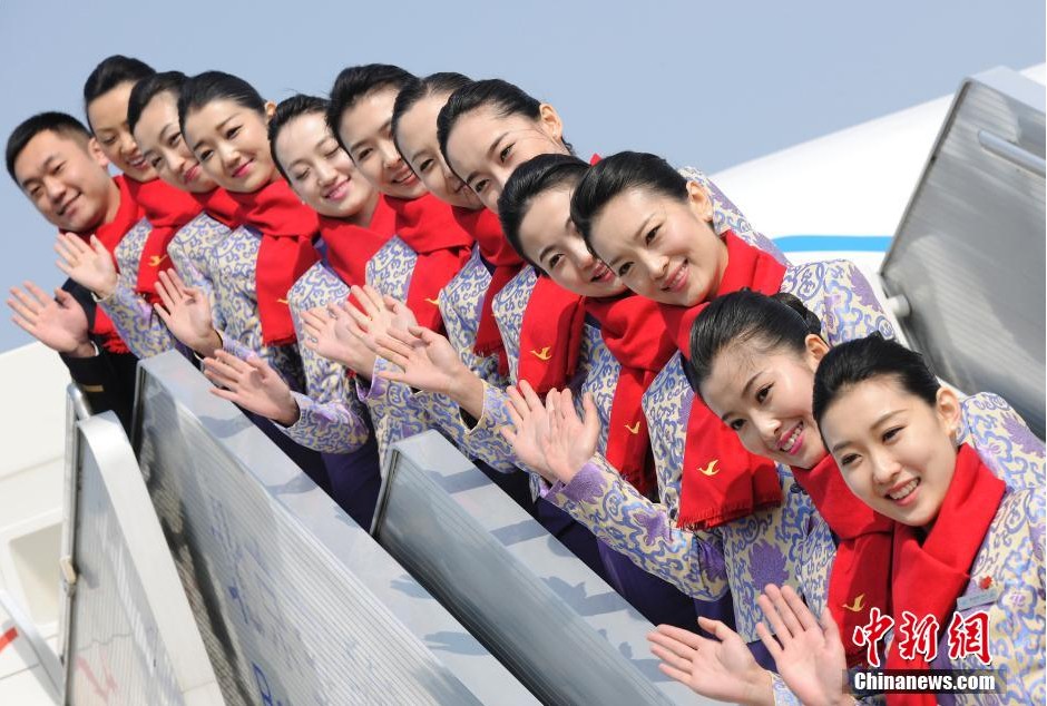 空乘人員列隊(duì)迎送人大代表