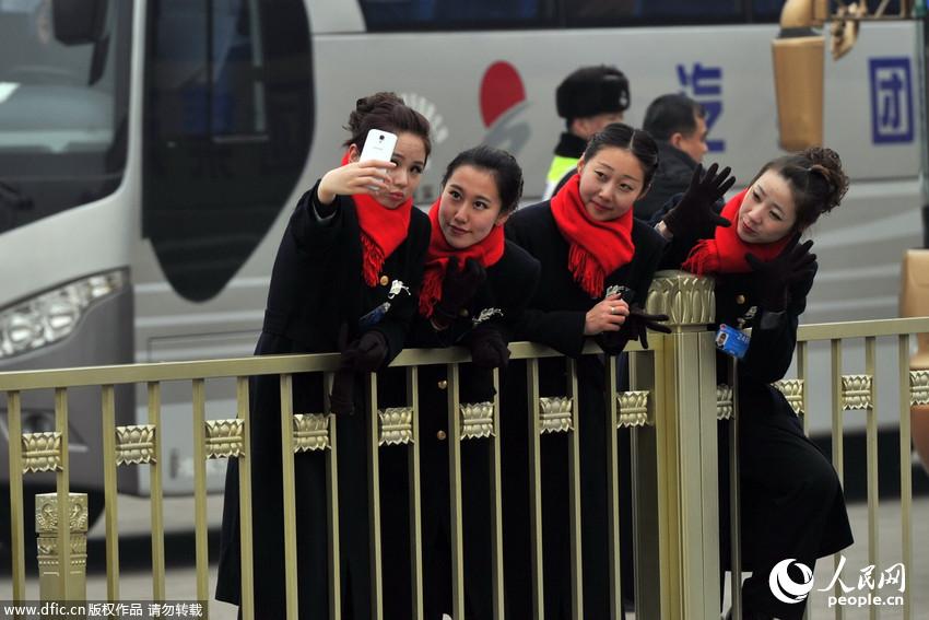 禮儀小姐著裝統(tǒng)一笑容甜美