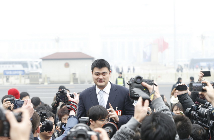 被記者“包圍”的委員們