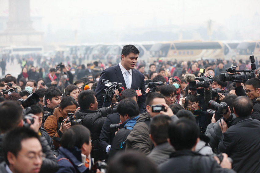 被記者“包圍”的委員們