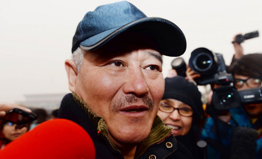 被記者“包圍”的委員們