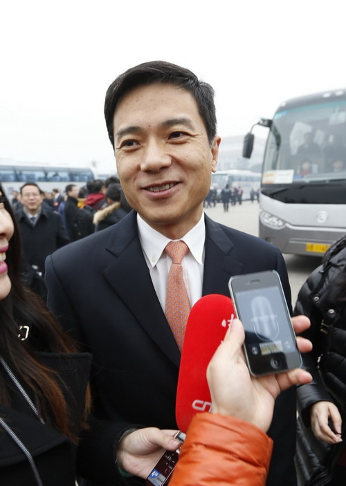 被記者“包圍”的委員們