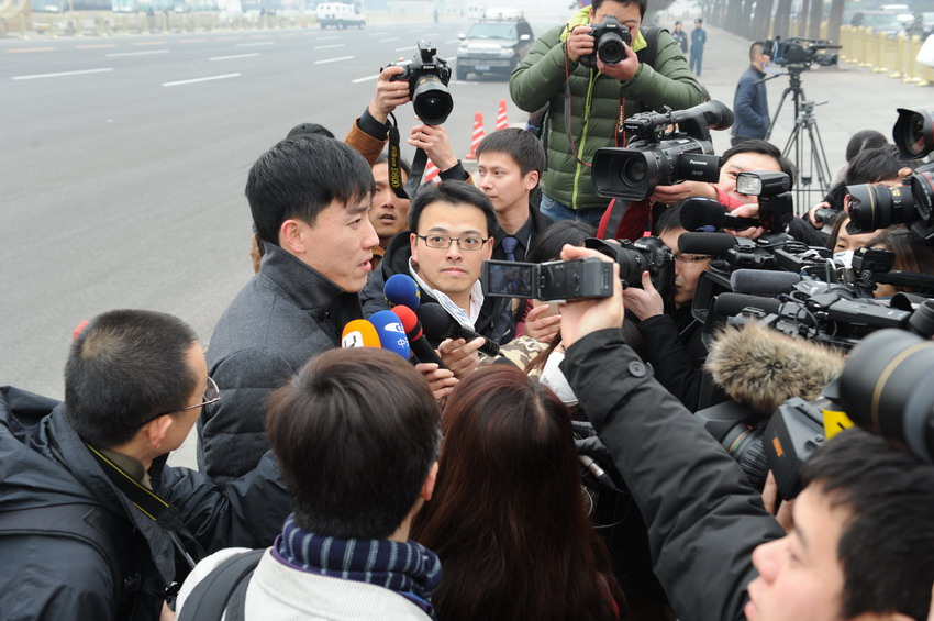 被記者“包圍”的委員們