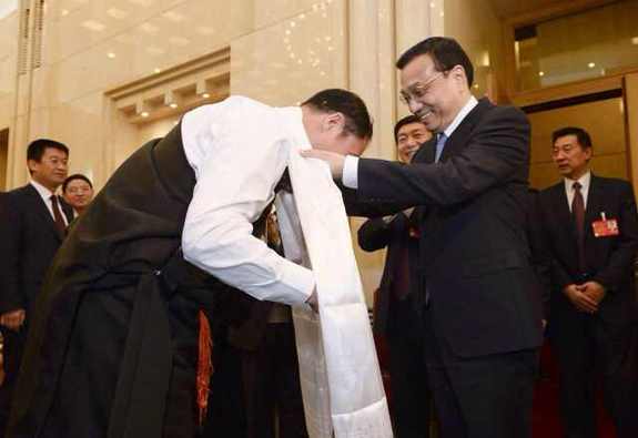 李克強(qiáng)為青海代表戴上哈達(dá)，問候玉樹災(zāi)區(qū)人民