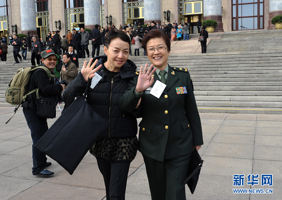 政協(xié)委員揮手話別:明年兩會再相見