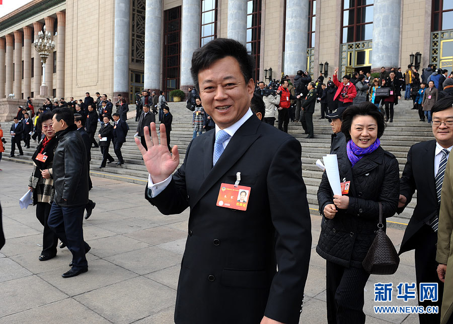 政協(xié)委員揮手話別:明年兩會(huì)再相見(jiàn)