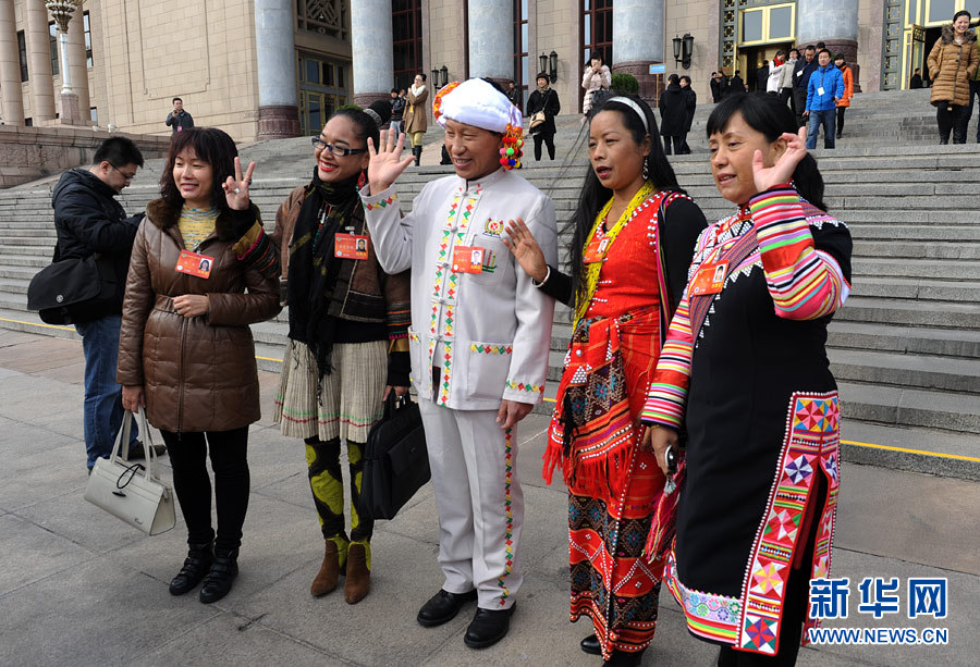 政協(xié)委員揮手話別:明年兩會再相見