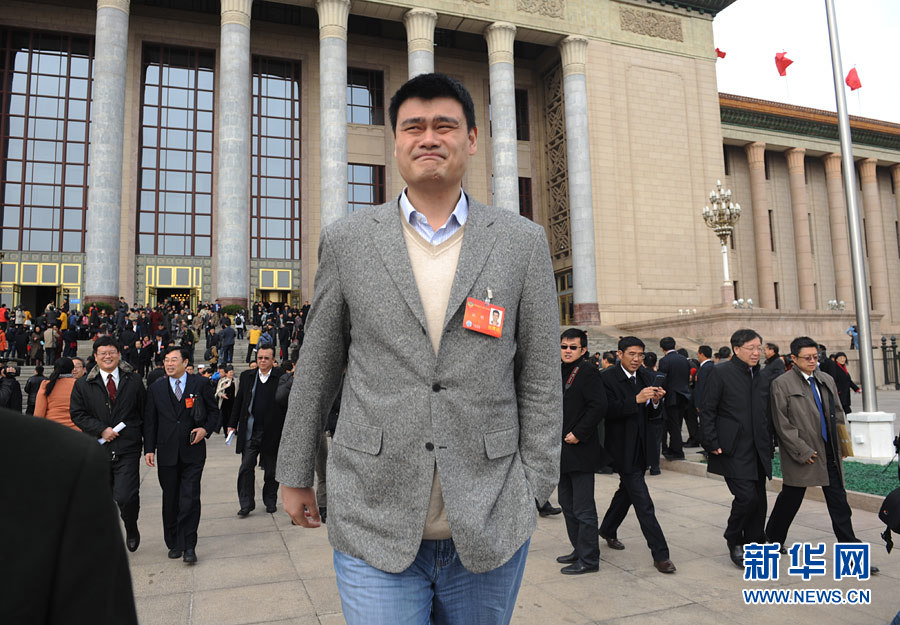 政協(xié)委員揮手話別：明年兩會再相見