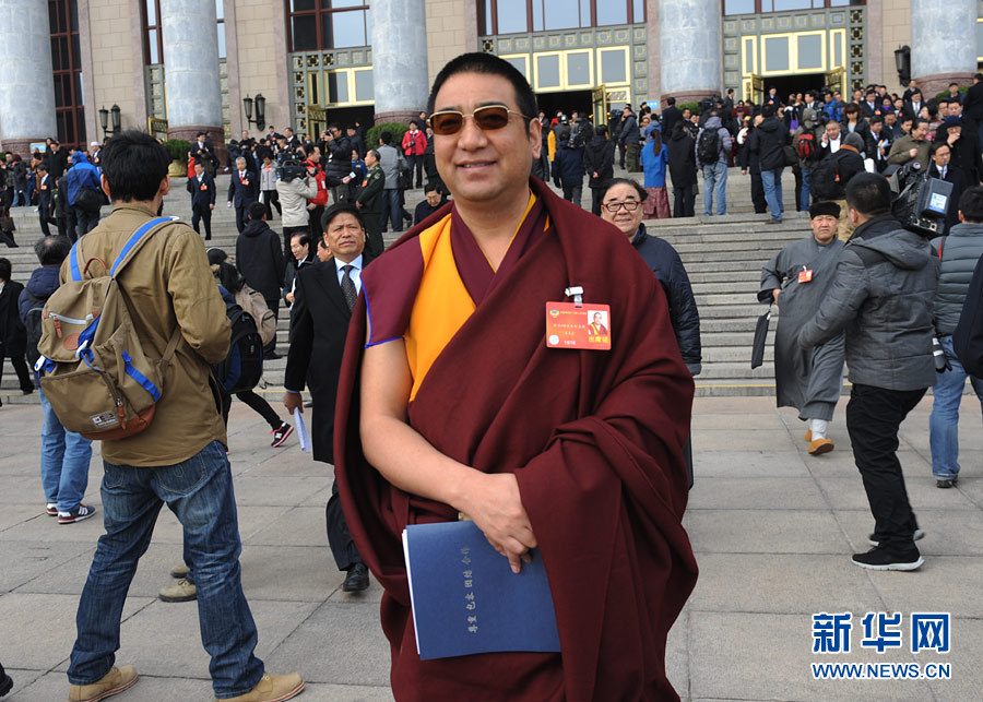 政協(xié)委員揮手話別：明年兩會(huì)再相見