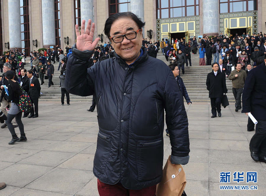 政協(xié)委員揮手話別：明年兩會再相見