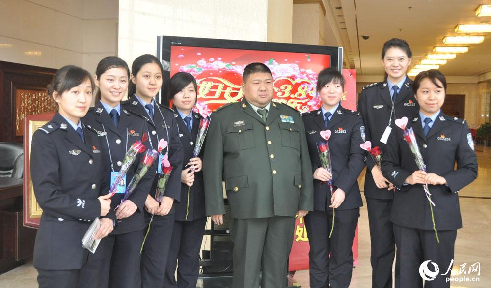 兩會花絮：“毛委員”受歡迎