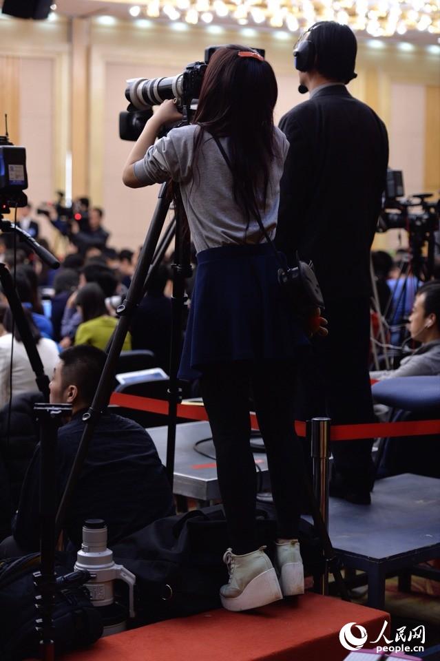 2014兩會(huì)花絮：記者會(huì)上的“踮腳姐”
