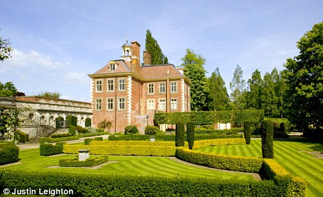 布萊爾夫人烤焦面包觸發(fā)火警 三輛消防車白白出動(dòng)