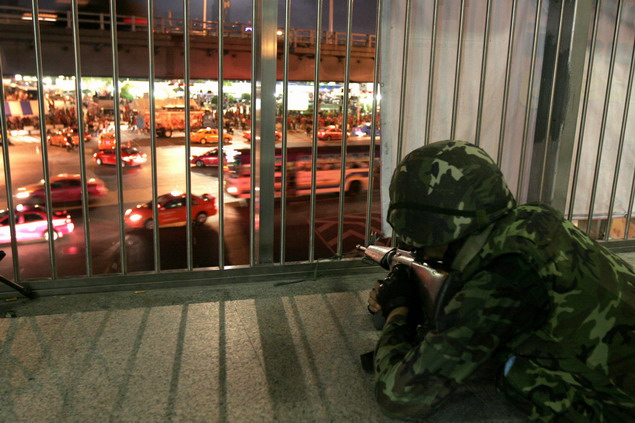泰政府重兵把守曼谷金融中心 紅衫軍欲請聯(lián)合國監(jiān)督