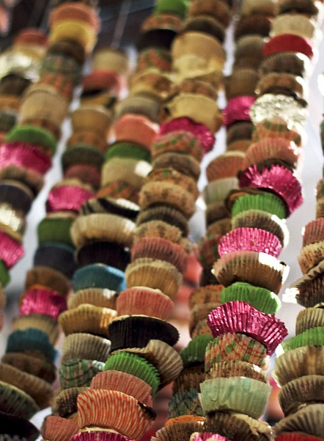 美國(guó)女生烘焙萬余紙杯蛋糕 用線穿成3米高墻(圖)