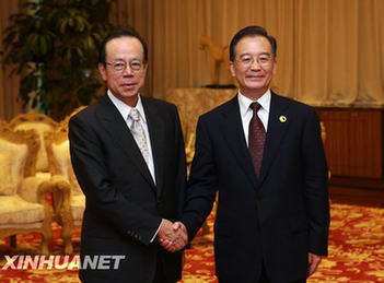 溫家寶在海南博鰲會(huì)見(jiàn)布什和福田康夫