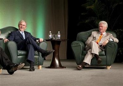 布什、克林頓卸任后首度同臺演講 一團和氣