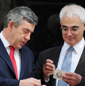 財(cái)政大臣為騙補(bǔ)道歉 布朗蒙羞暗示清洗“問(wèn)題”盟友