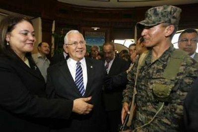 洪都拉斯臨時政府新內(nèi)閣成員宣誓就職