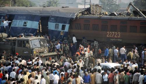 印度兩火車相撞 近40人死傷
