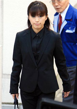 酒井法子黑衣出庭 一審被判一年半緩刑三年