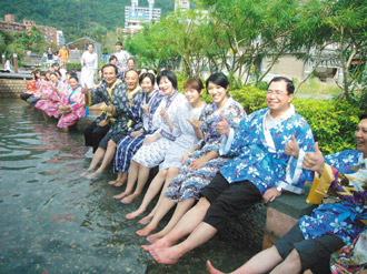 臺(tái)灣宜蘭縣邀千人溫泉泡腳挑戰(zhàn)吉尼斯紀(jì)錄