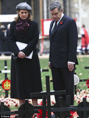 在紀(jì)念儀式上競(jìng)相拍照 布朗與卡梅倫被迫致歉