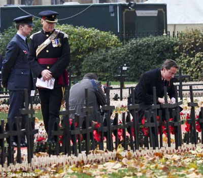 在紀(jì)念儀式上競(jìng)相拍照 布朗與卡梅倫被迫致歉