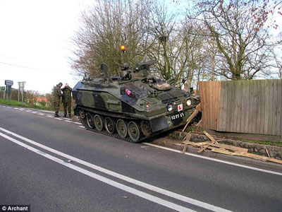 英軍發(fā)生雷人交通事故 裝甲車撞壞民宅拋錨