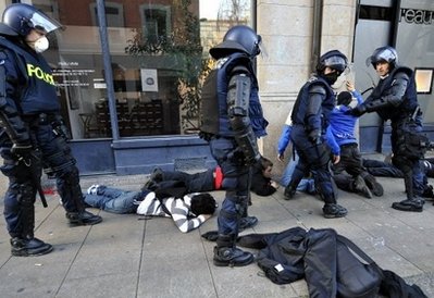 瑞士反世貿(mào)組織游行演變?yōu)楸┝κ录?/></p>

<p align=