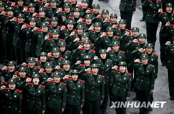 2000女兵列隊(duì)組成世博會(huì)會(huì)徽?qǐng)D案