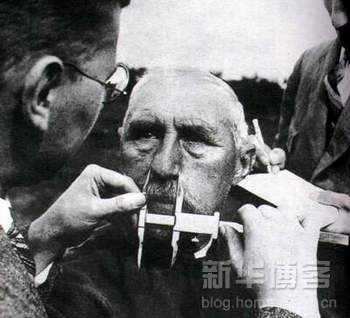 1915-1945年極具震撼力的戰(zhàn)爭新聞?wù)掌?/></a></p>

<p>　　如果有人懷疑希特勒的前生是一個動物飼養(yǎng)員這并不奇怪，他對血統(tǒng)的興趣的確大大超過了常人。自一戰(zhàn)前在維也納吸收了種族理論之后，猶太人就成為他和黨徒的仇恨目標(biāo)。</p>

<p>　　照片顯示的是在納粹對猶太人的迫害達(dá)到極致時，調(diào)查者們在測量一個老人的鼻子尺寸，以便與標(biāo)準(zhǔn)量化指標(biāo)對比后，確定他是否一個猶太人或者有那么一點(diǎn)猶太人血統(tǒng)。帶著憤怒和疑惑的雙重成分，這位老人也用目光打量著對方的鼻子。有些情況下一個人的命運(yùn)取決于對他或她的某些特征的測量。為了逃避類似的侮辱，包括愛因斯坦在內(nèi)的一大批德國科學(xué)家、文化界精英紛紛逃離了德國。(德國 1933年)</p>

<br/>
(來源： 新華博客)</div>
</div>

<div width=