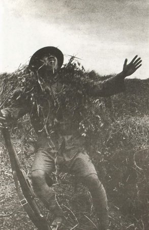 1915-1945年極具震撼力的戰(zhàn)爭新聞?wù)掌?/></a></p>

<p>　　朱文海是一位參軍僅半年的新兵。在一次追剿一小股竄至國民黨軍后方陣地的日軍偵察兵時，被一顆子彈擊中腹部。他受傷的一瞬間被隨軍記者照了下來。以后朱文海的命運無人知曉。(中國 1939年)</p>

<br/>
(來源： 新華博客)</div>
</div>

<div width=