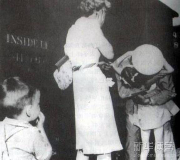 1915-1945年極具震撼力的戰(zhàn)爭新聞?wù)掌?/></a></p>

<p>　　當(dāng)二戰(zhàn)的熊熊戰(zhàn)火燃遍整個歐亞非大陸時，戰(zhàn)爭牽動了每一個家庭，成千上萬的男子上了戰(zhàn)場，而受傷的英雄則相繼歸來。回家的感覺是幸福的，尤其能在戰(zhàn)場上的槍林彈雨中僥幸掙脫出來的人來說，回家更有著寶貴的意義！團(tuán)聚之時，旁邊的妻子喜極而泣，而歸來的丈夫緊緊的擁抱住自己的女兒。這是1941年7月15陸軍中尉羅伯特.莫爾回到家中擁抱他7歲的小女兒時的情景。記者抓住了這個感人的瞬間，然后把它定格，用真情的畫面撥動了千萬家庭的心弦，引起了社會的強(qiáng)烈共鳴?。ǘ驙?邦克 1941.7.15 1944年普利策新聞攝影獎）</p>

<br/>
(來源： 新華博客)</div>
</div>

<div width=