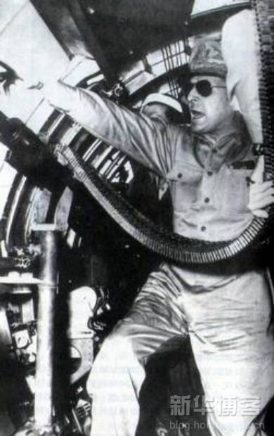 1915-1945年極具震撼力的戰(zhàn)爭(zhēng)新聞?wù)掌?/></a></p>

<p>　　他站立在一架空中堡壘的機(jī)艙中部，總是顯得分外高大突出。戲劇化嗎？道格拉斯.麥克阿瑟將軍是這樣的。</p>

<p>　　1943年9月，麥克阿瑟在新幾內(nèi)亞上空飛行，在那兒，1000名士兵正在空降到累厄附近的熱帶叢林中去，以開始一場(chǎng)叫做“卡特維爾”的行動(dòng)。這是一場(chǎng)6個(gè)月的短期行動(dòng)，目的是攻下日本人在新不列顛島上巨大的軍事基地拉布爾。于是就有了麥克阿瑟將軍在飛機(jī)上大喊：“飛過去，把他們（日本人）轟平！”　(1943年9月新幾內(nèi)亞)</p>

<br/>
(來(lái)源： 新華博客)</div>
</div>

<div width=