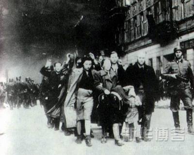 1915-1945年極具震撼力的戰(zhàn)爭(zhēng)新聞?wù)掌?/></a></p>

<p>　　到了1944年，德國(guó)已經(jīng)日薄西山。在西線，美英軍隊(duì)在諾曼底登陸，在東線，蘇聯(lián)步步進(jìn)迫，德軍損失慘重，戰(zhàn)爭(zhēng)已經(jīng)變得毫無(wú)希望。在這一年里，蘇軍占領(lǐng)了波蘭的東部和東南部地區(qū)，但華沙仍然在德軍手中。在華沙，猶太人的苦難遠(yuǎn)沒(méi)有結(jié)束：希特勒對(duì)猶太人的屠殺因?yàn)閼?zhàn)局的不利不但沒(méi)有停止反而加速了。圖為一支被德軍押送的猶太人隊(duì)伍，隊(duì)伍中的人有的舉起雙手，走在最前的一家若有所思，但他們知道，他們已經(jīng)沒(méi)有生存的希望了。（這幅照片由一不知名的德國(guó)攝影記者攝于1944年陷落中的華沙。）</p>

<br/>
(來(lái)源： 新華博客)</div>
</div>

<div width=