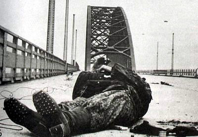 1915-1945年極具震撼力的戰(zhàn)爭新聞?wù)掌?/></a></p>

<p>　　1944年9月20日，美國第82空降師和英國近衛(wèi)步兵第1團的士兵拼死強攻，終于攻占了這座600碼的位于荷蘭奈梅亨的瓦爾河大橋，一名德軍士兵橫尸橋上。作為軍人，他已經(jīng)完成了他的使命，但很可惜，對整個戰(zhàn)爭而言，他僅僅是風沙一粒，渺小得以致讓人忘記了他的名字。僅僅是為了一座鋼鐵大橋，雙方付出了上百條的生命。上百個夢想，上百個希望，隨風飄逝。（奈梅亨 1944年9月20日）</p>

<br/>
(來源： 新華博客)</div>
</div>

<div width=