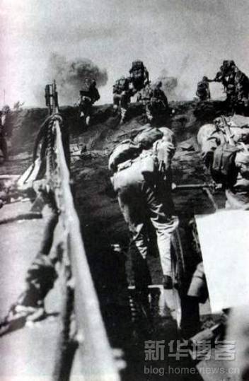1915-1945年極具震撼力的戰(zhàn)爭新聞?wù)掌?/></a></p>

<p>　　對硫磺島戰(zhàn)役來說,沖鋒則意味著死亡。此時距離整個太平洋戰(zhàn)爭結(jié)束只有一個月多一點(diǎn)的時間，但其中的每一天都有大量的生命在炮火下失去生命：有美國人也有日本人。照片上的沖鋒的美軍士兵也許還不知道，他們將面臨太平洋上最血腥的一次戰(zhàn)役——硫磺島戰(zhàn)役。到5天后戰(zhàn)役結(jié)束時，將有6821名美軍士兵陣亡，19217人受傷。而這一切僅僅是為了這個名為硫磺島的可憐火山灰島，一個長5英里，最寬處只有2英里的島嶼，它在浩瀚的太平洋上簡直微不足道，但以其距離日本東京不足700英里的原因而使它成為一個軍事地位十分重要的戰(zhàn)略要地。</p>

<p>　　小小的島嶼上，一半是泥土，一半是白骨。（太平洋 1945年2月19日 喬.羅森塔爾[美]）</p>

<br/>
(來源： 新華博客)</div>
</div>

<div width=