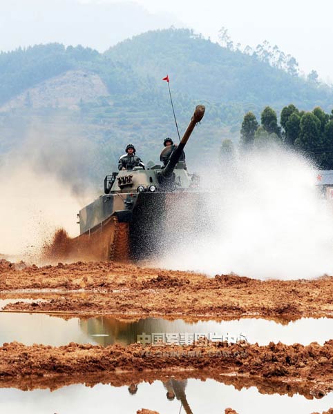 組圖：南京軍區(qū)某裝甲團鐵騎轟鳴練兵忙