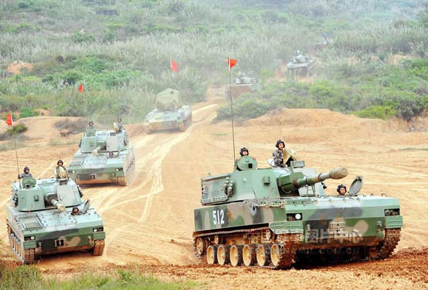 組圖：南京軍區(qū)某裝甲團鐵騎轟鳴練兵忙