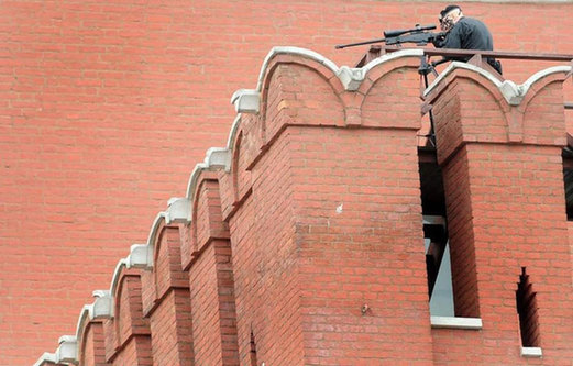 俄軍警派狙擊小組在紅場制高點(diǎn)架槍警戒