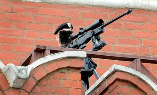 俄軍警派狙擊小組在紅場制高點(diǎn)架槍警戒