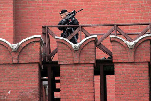 俄軍警派狙擊小組在紅場制高點(diǎn)架槍警戒