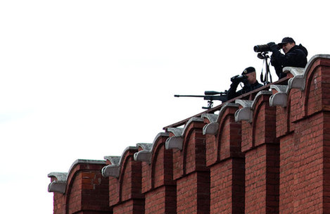 俄軍警派狙擊小組在紅場制高點(diǎn)架槍警戒