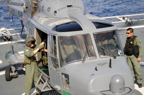 中韓海軍護(hù)航戰(zhàn)艦在亞丁灣舉行聯(lián)合演練(圖)