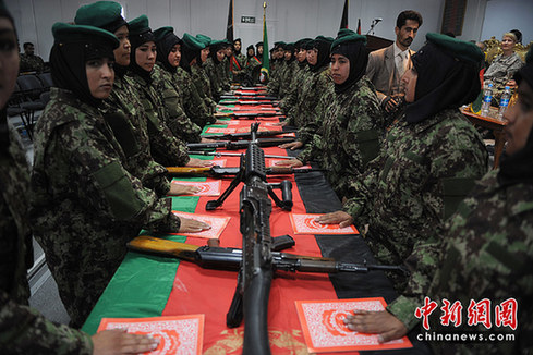 高清大圖:阿富汗女兵舉行畢業(yè)禮