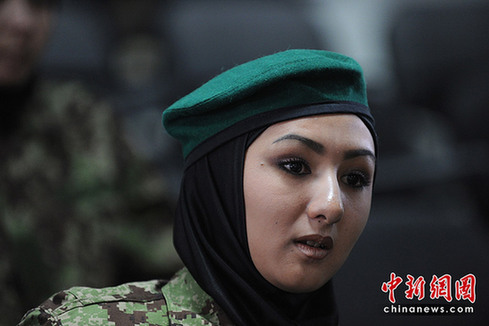 高清大圖:阿富汗女兵舉行畢業(yè)禮