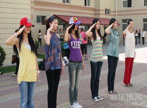 軍營里迎來30名模特